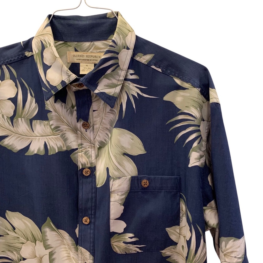 Island Republic casual short sleeve button down shirt.  Size XL.